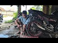 Mengganti ban di bengkel kampung sendiri