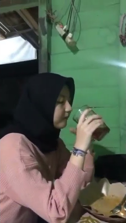 halu makan bareng pacar