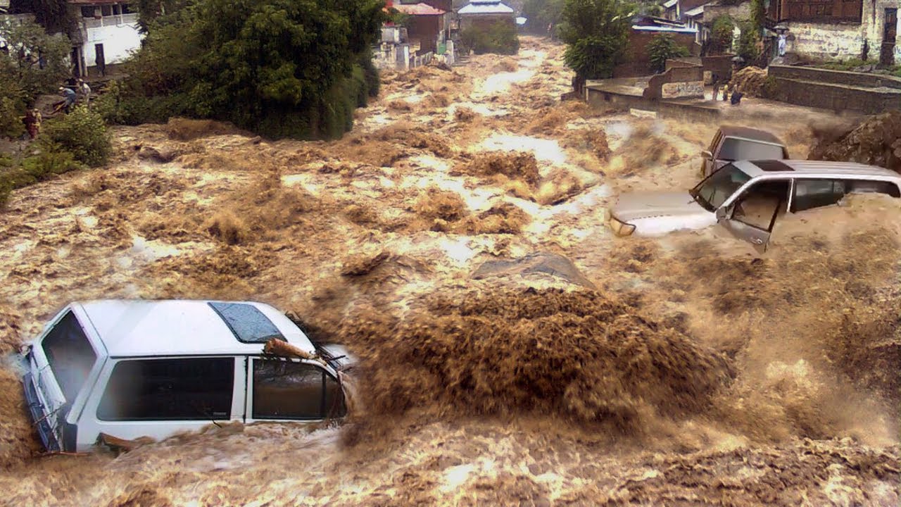 Fury of Nature hit Costa Rica !! Terrible flash flood in Turrialba !