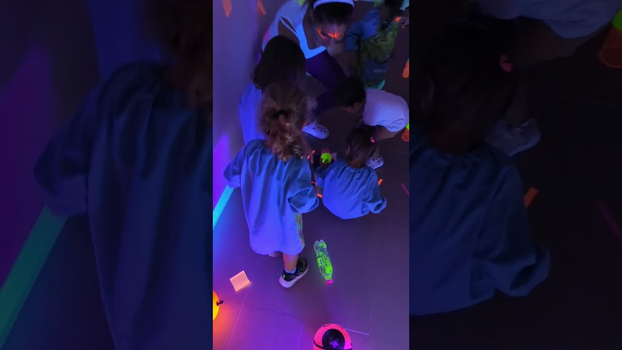 Actividad sensorial con luz negra