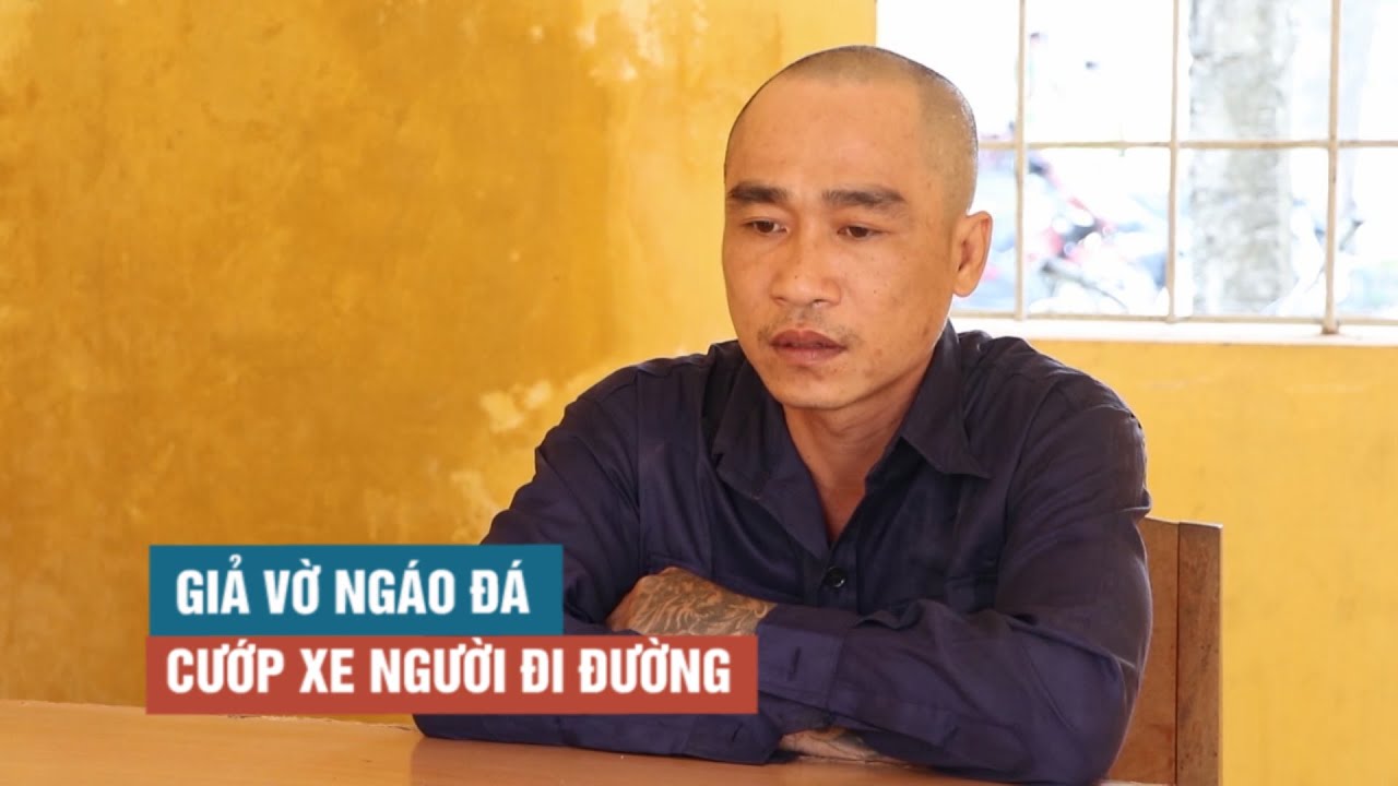 Giả vờ bị ngáo đá, cầm xẻng cướp xe người đi đường - youtube