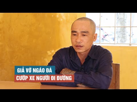 Video Giả vờ bị ngáo đá, cầm xẻng cướp xe người đi đường - youtube