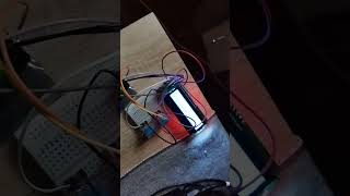 Arduino uno, DHT11 szenzorral és 2 soros 16 szegmenses kijelzővel.