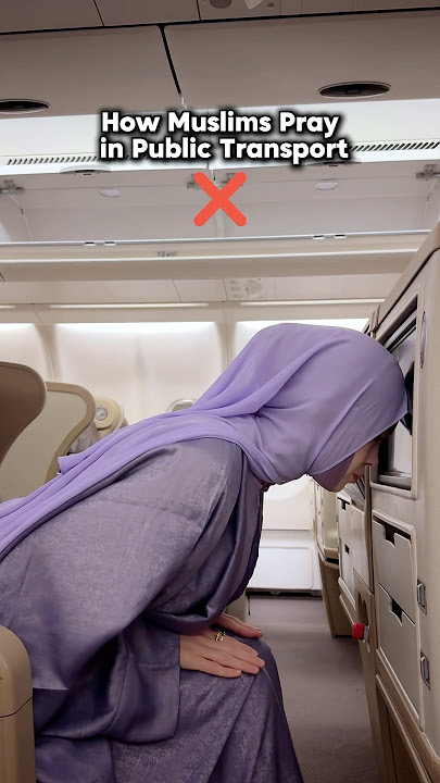 How Muslims Pray in Public Transport #hijab