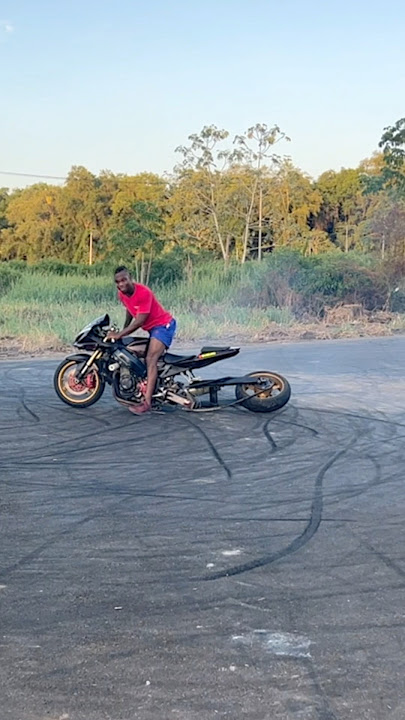 Sport bike swingarm snaps in half 😱 (via 100shotsbikelife/ig)