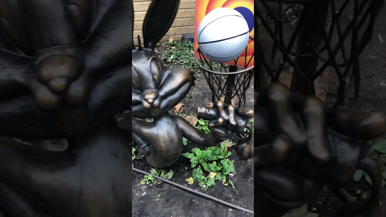 Bugs bunny statue in Leicester Square 