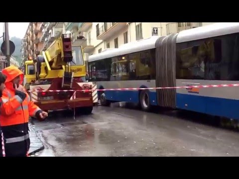 Salerno: al passaggio del bus si apre voragine in via Marino Paglia, intervista all'autista