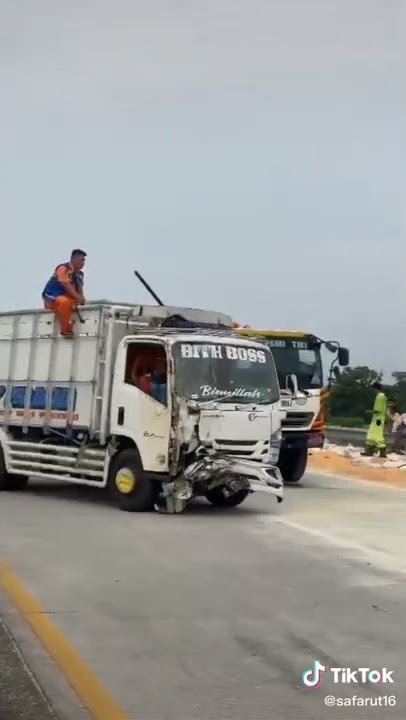 terjadi truk laka story wa