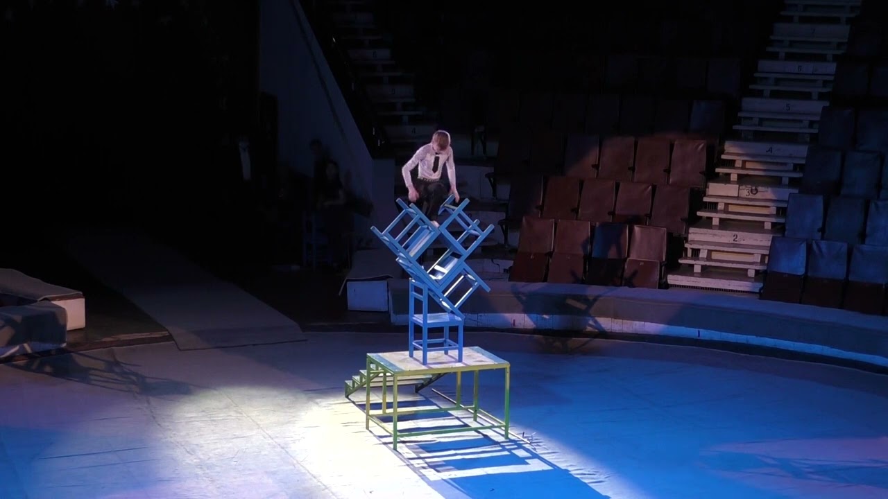 2. Эквилибр на стульях  - Тимур Набиуллин, 13 лет (цирковая студия 