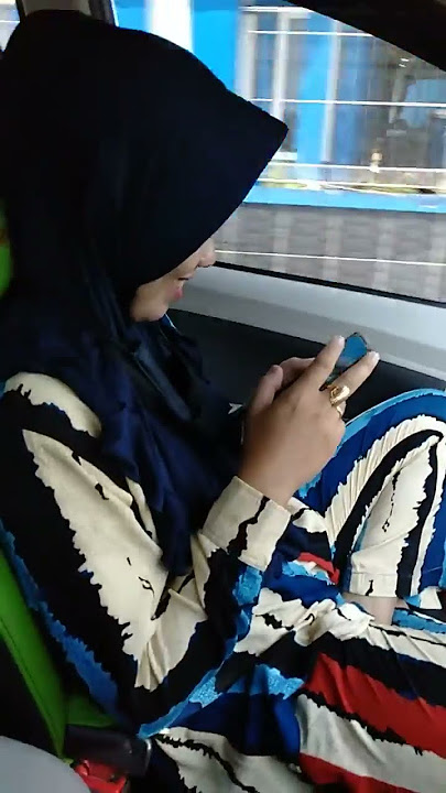 Story' WA IG nyetir mobil bareng cewe cantik diwaktu siang hari