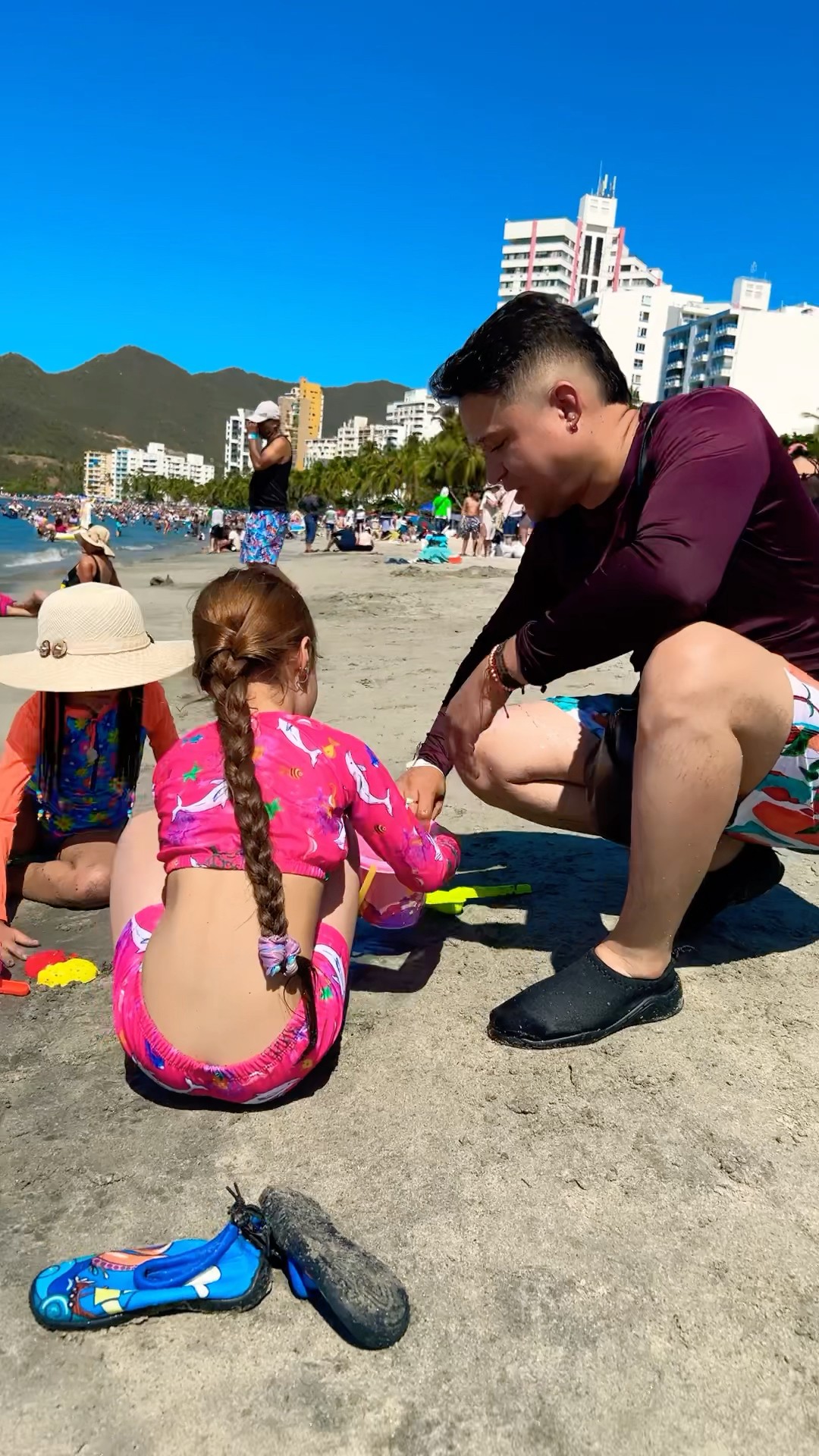 Haciendo CASTILLOS EN LA PLAYA #humor #cosasdefamilia #comedia #shortviral