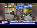 單手抱童機車三貼 3歲童被摟著斜站坐墊｜TVBS新聞 @TVBSNEWS01
