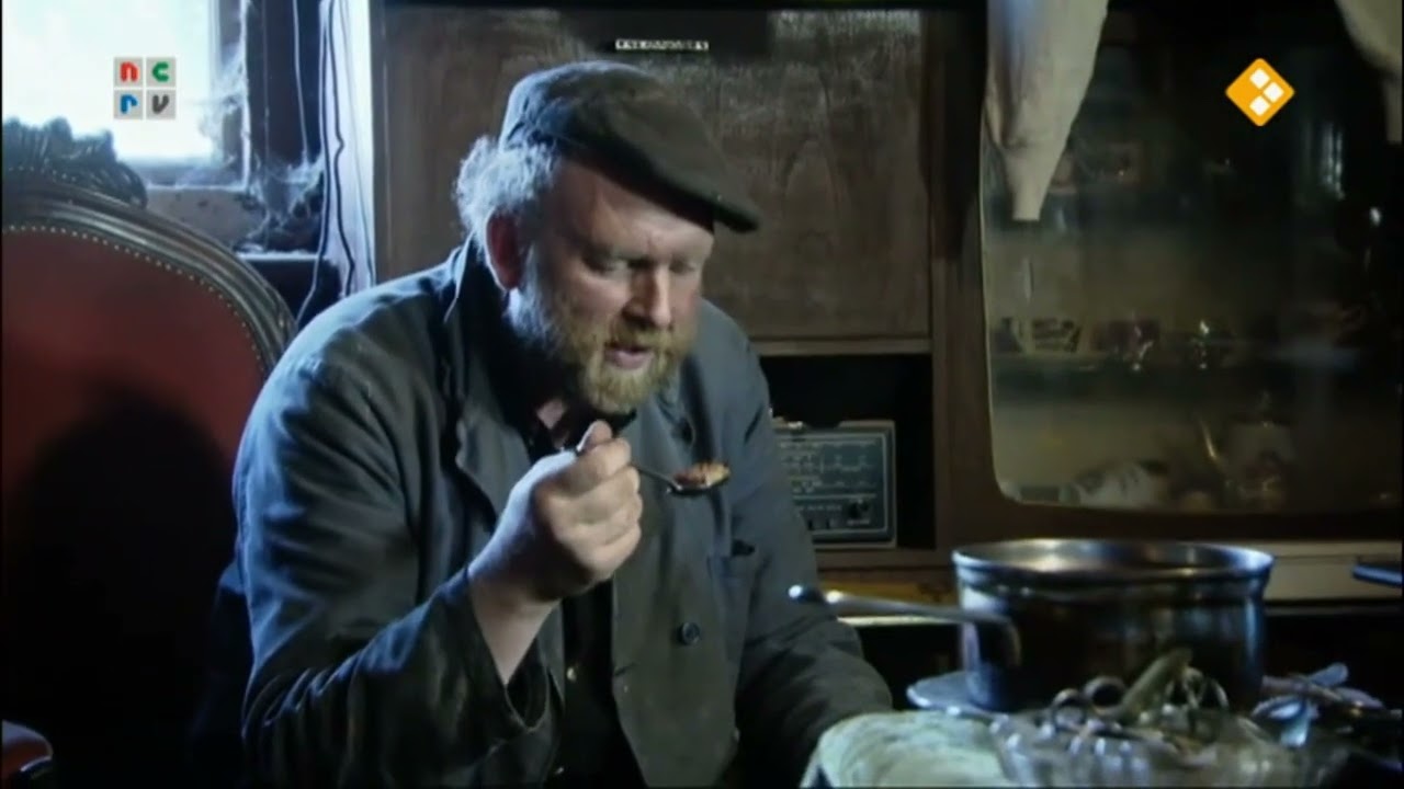 Boer Frans dekt de tafel voor gasten - Man Bijt Hond