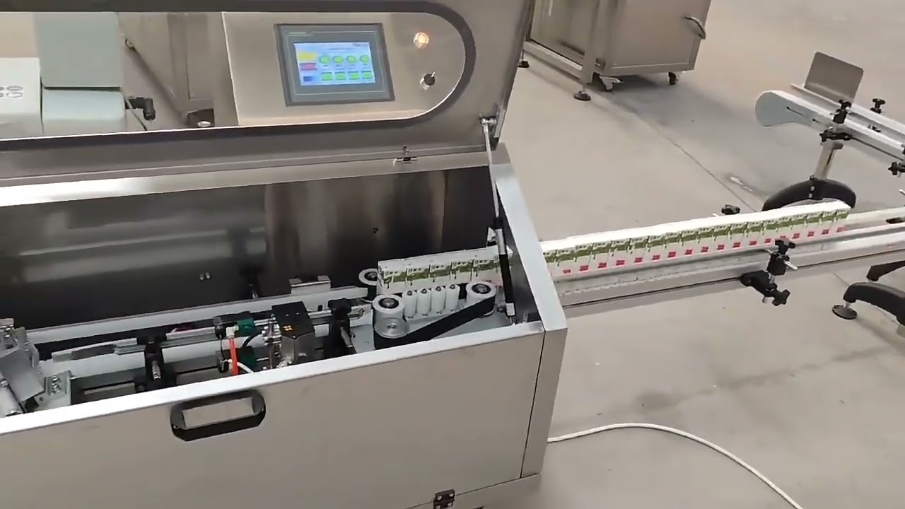 Полностью автоматическая машина для насадки трубочек для питья в пластиковые стаканы