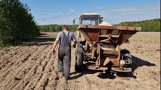 Известкование  &quot;кислой&quot; почвы / посев с прикатыванием / сломали трактора с Лехой. за Русь !