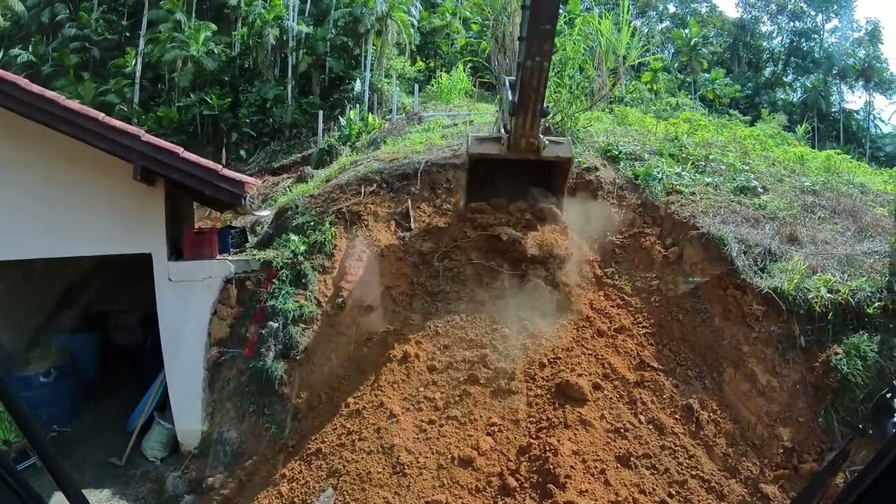 Escavadeira fazendo acabamentos em sítio
