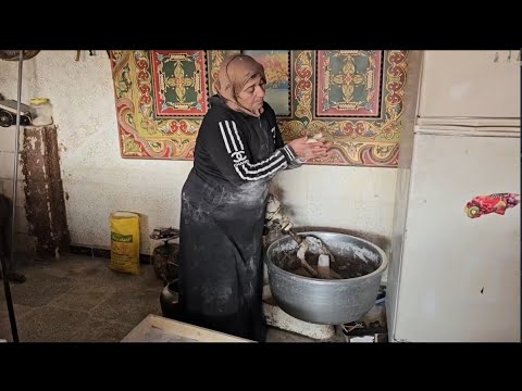 آمنة سويدان مهجرة من درعا تتمسك بعملها في تحضير خبز التنور لتأمين مصدر دخل لها