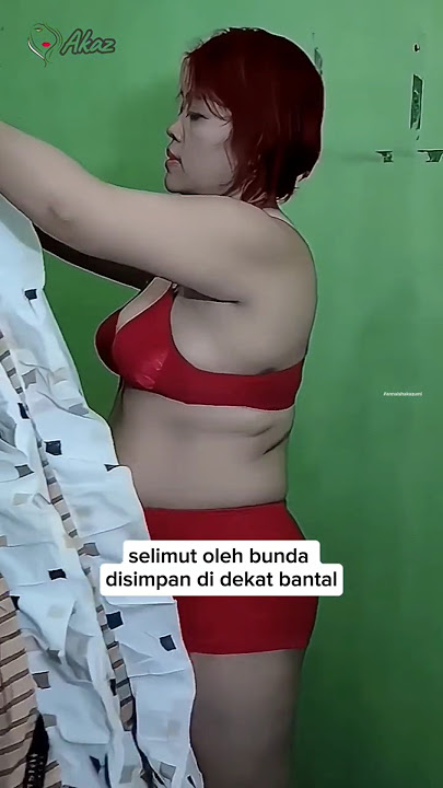 Bunda sedang merapihkan sprei di kamar #shorts