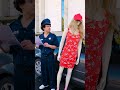 Mädchen benutzt Schaufensterpuppe, um vor der Polizei zu fliehen #Spaß #shorts #123go