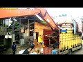 Beko Hitachi Zaxis 210f - Cara Alat berat Excavator bongkar muatan barang dari dalam bak mobil truk.
