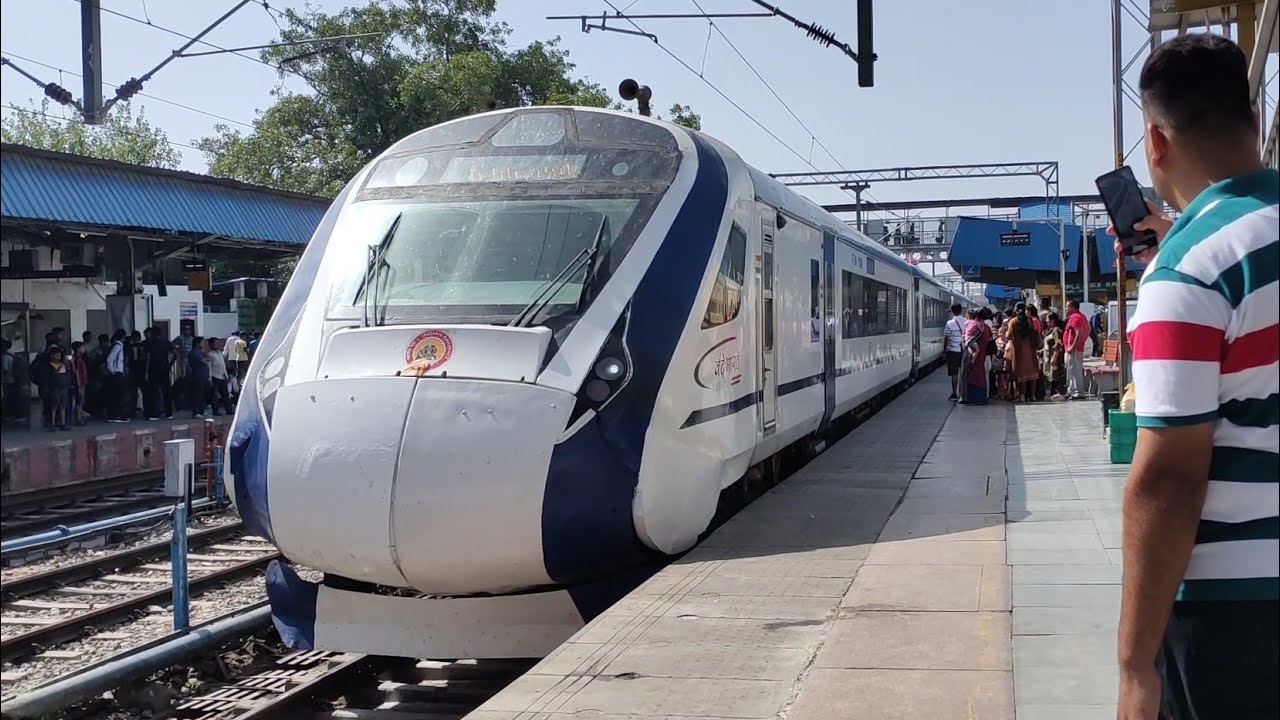 22439 NEW DELHI TO KATRA VANDE BHARAT EXPRESS ARRIVING LUDHIANA RAILWAY 22439 NEW DELHI TO KATRA VANDE BHARAT EXPRESS ARRIVING LUDHIANA RAILWAY