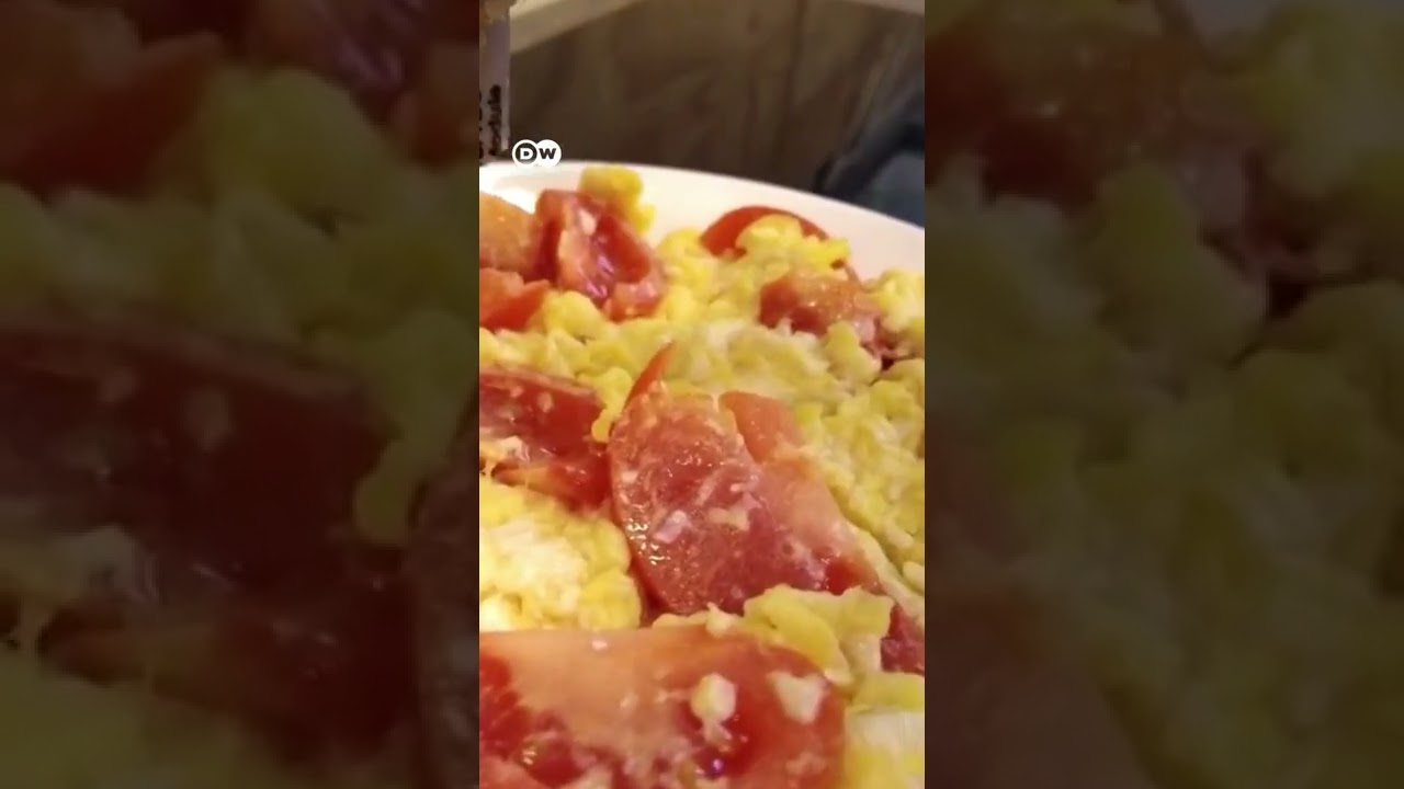 रोबोट खाना भी बनाएगा, चखेगा भी [This robot is being taught how to ‘taste’ scrambled eggs]