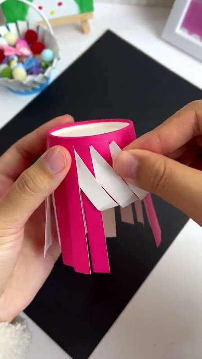The small flower baskets made of disposable paper cups are so cute, and they are also good-looking