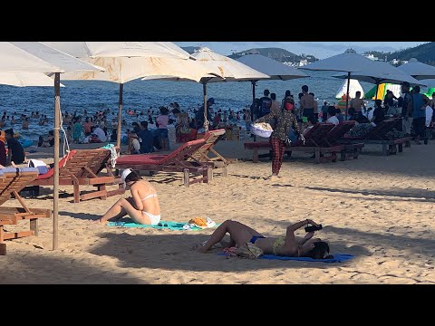 Biển Nha Trang vào buổi chiều Hè Đông Nghẹt Khách Du Lịch | Khách Nước Ngoài đã đến Nha Trang chưa?