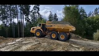 Volvo EC 530 E loading Doosan DA 40 and VolvoA40 F