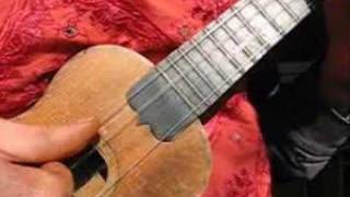 Video voorbeeld van "ONE of the BEST UKULELE PICKS in the WORLD"