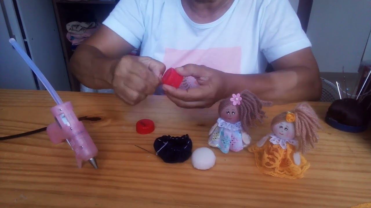 Fiz com 4 tampinha de garrafa pet uma linda bonequinha