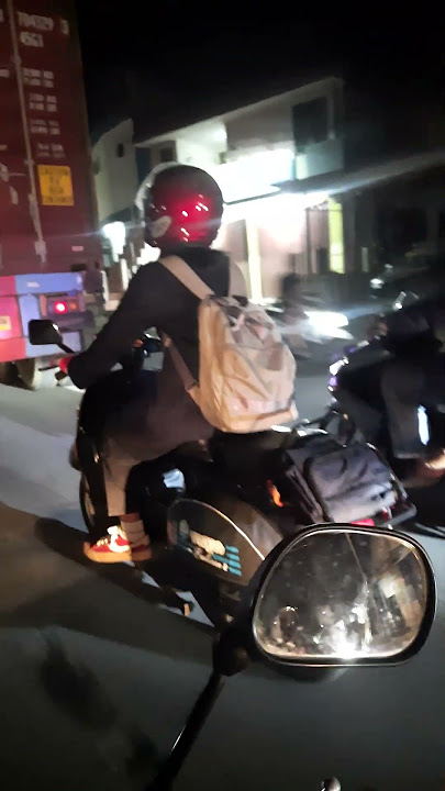 cewek naik vespa pulang kuliah