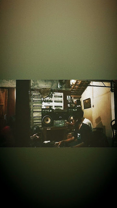 Ngopi sambil dengerin musik analog, evaluasi.. ritual tutup kedai. #shorts #coffee #kopi #warungkopi