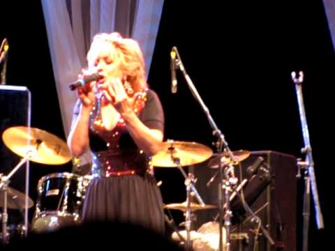 Googoosh Live In Concert Toronto 2012 Ghesseye Vafa Tanzime Jadid MOV