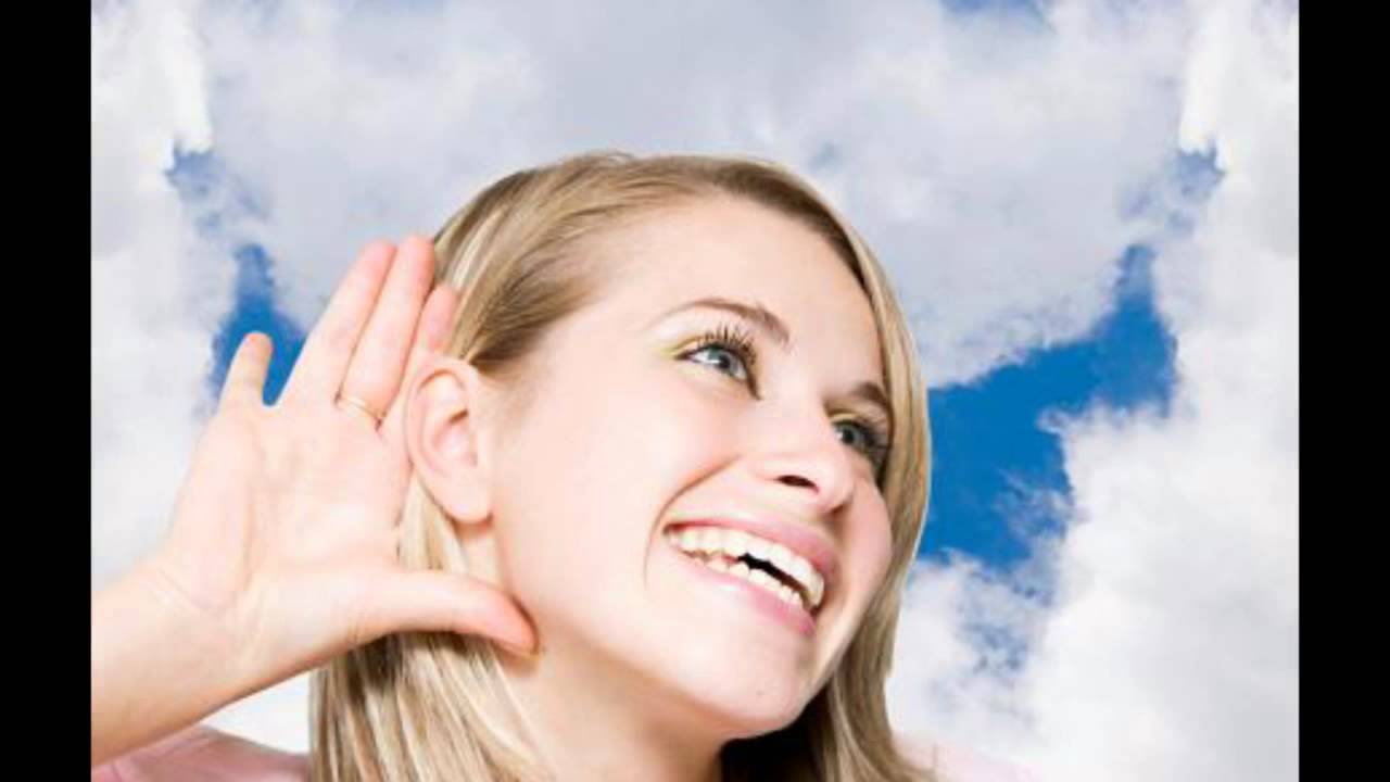 внимательная женщина. девушка прислушивается. отлично слышно. ухо слышит. слух.