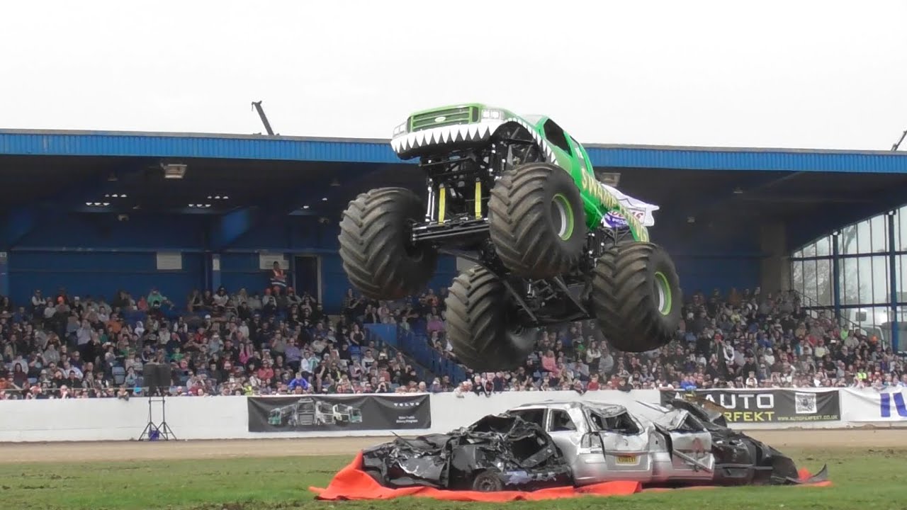 peterborough-truckfest-2023-swamp-thing-v-slingshot-monster-truck