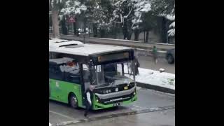 Some kids were throwing snowballs at the window of a bus, and this is what the driver did 🥹