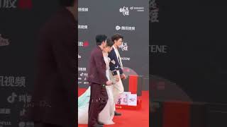 Niak Xinxin Reached Out With The Wrong Hand And Took Off Her Dress 