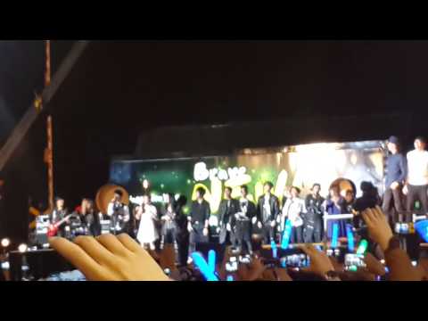 五月天「New！再創新高」迎新演唱會 全體大合唱