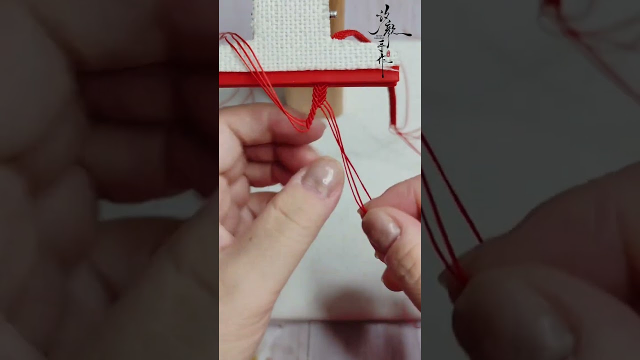 6根0.5扁蜡线，每根1米，顶端留15厘米，尾扣是8毫米的，以上数据可以编到手围16厘米。#手工diy #编绳手艺分享 #纯手工编制 #手工编织零基础教学 #红绳手链