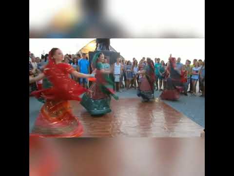 RUSSIAN GIRLS DANCE ON Sonu Tane Mara Par Bharoso Nai Ke - Navratri 2017 Garba Song