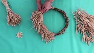 видео: Флористический мастер-класс по изготовлению венка из колосьев  картинка: Флористический мастер-класс по изготовлению венка из колосьев