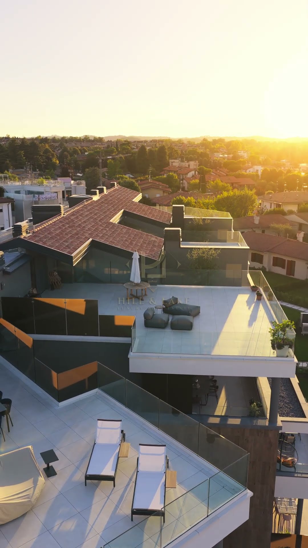 Real Estate, Video Social