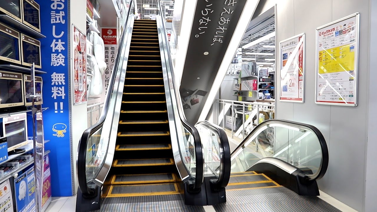 【東芝製】ビックカメラ広島駅前店　昇りエスカレーター