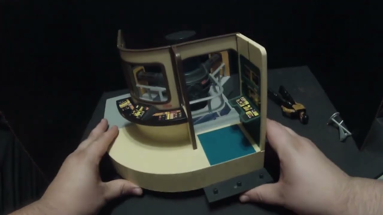 Reviewing and customizing a Playmates Star Trek Engineering‬ 