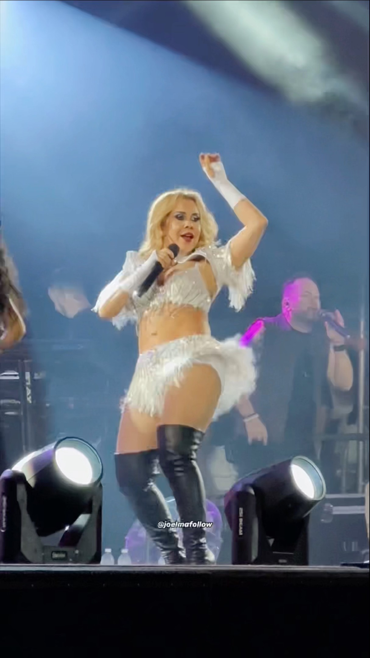 Joelma usa figurino branco de sainha e canta Odalisca