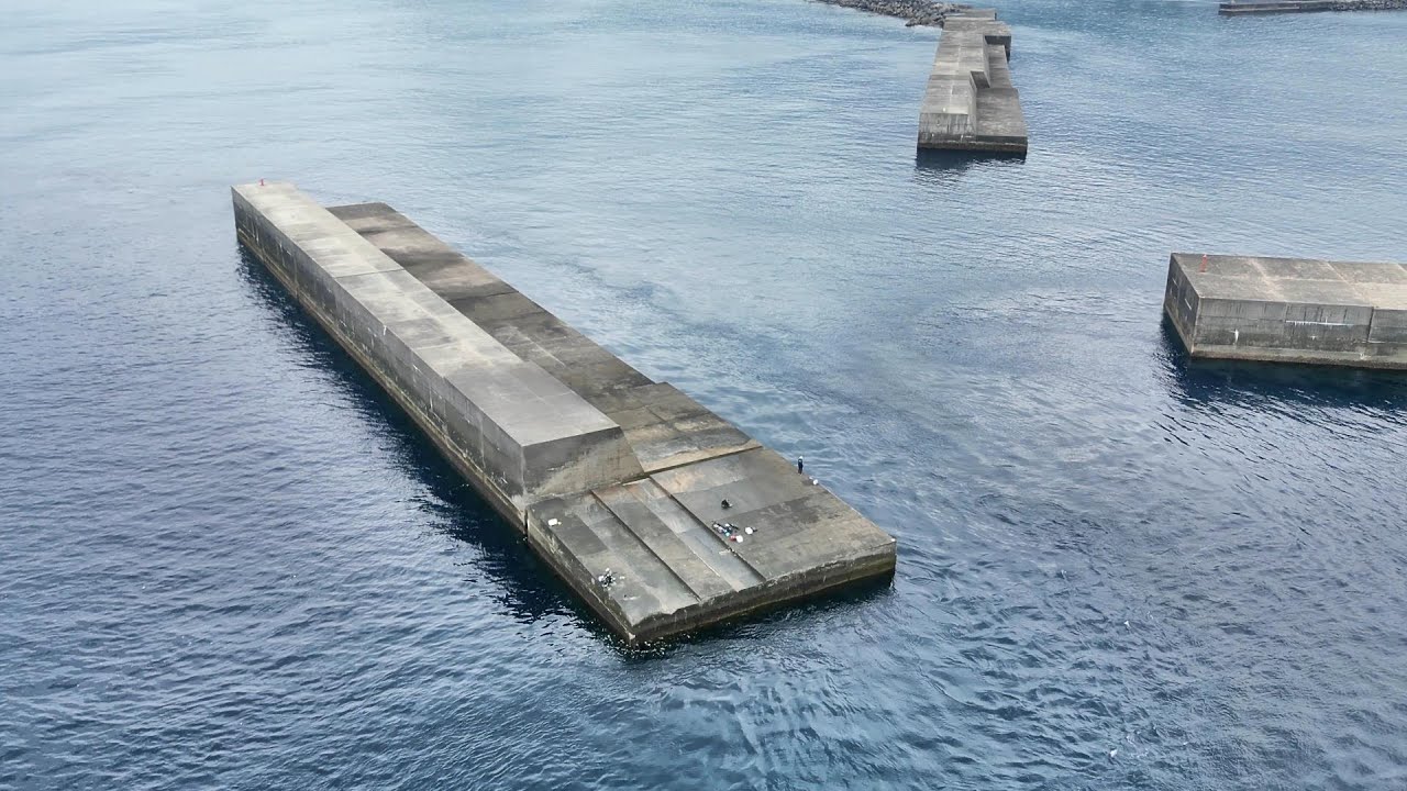 屋久島が誇る異次元の沖堤防へ！足元にエサを落とすと激しいアタリが連発！！【屋久島遠征2023 #3】