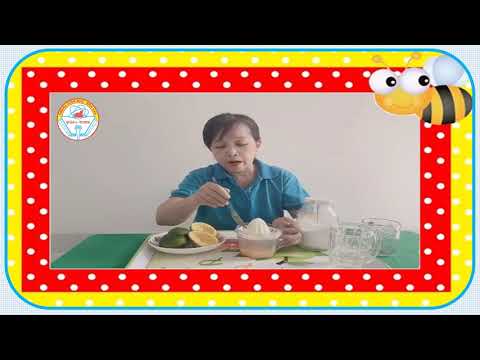Bé vắt nước cam