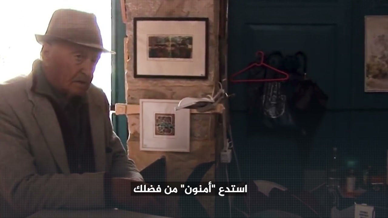 فلسطيني يصلي داخل مسجد حوله الاحتلال إلى معرض للوحات الفنية في صفد