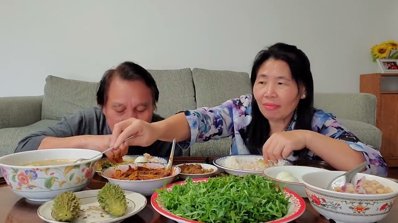 EATING RICE W/CHICKEN SOUP,BEAN SALAD, CHILI PASTE, CHICKEN CURRY 
